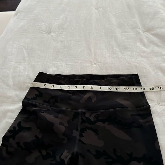 Zyia Active Women’s 6-8 Black Camo Cropped Leggings - Picture 2 of 8